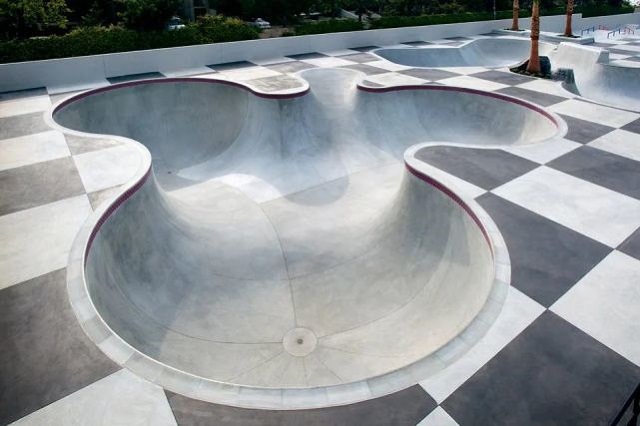 極限運動滑板場地中像一個游泳池的叫什么？